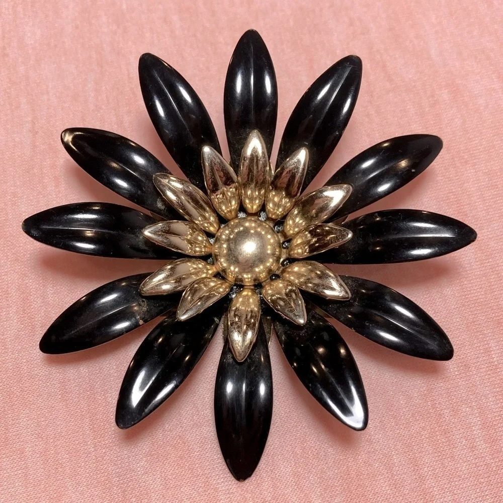 Beautiful Vintage Black‎ Enamel and Gold Tone Flower Brooch by Sarah Coventry
